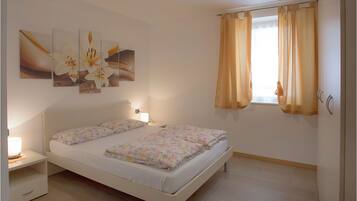 3 bedrooms, free WiFi, bed sheets, wheelchair access