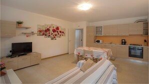 Un apartamento moderno con comedor, cocina y sala de estar.