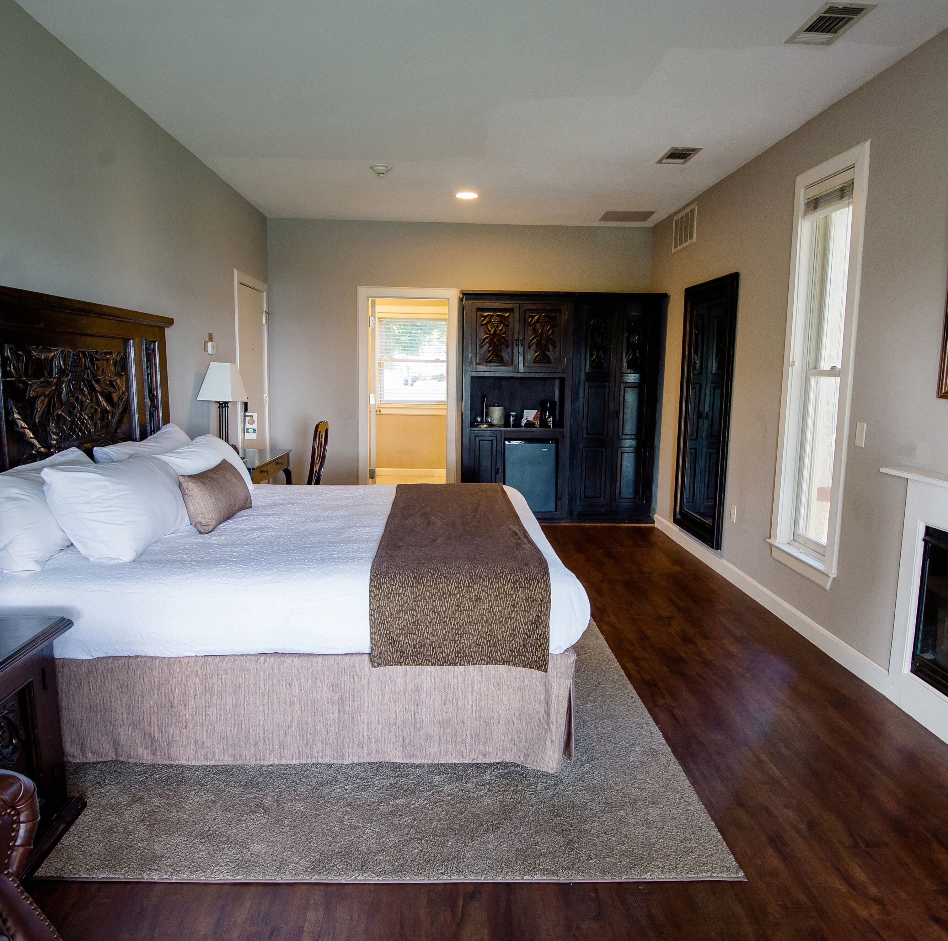 Single Room, 1 King Bed, Non Smoking | Egyptian cotton sheets, premium bedding, pillow-top beds, minibar