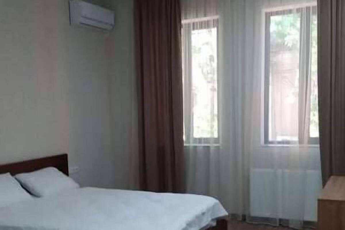 Habitación doble Confort | Espacio para trabajar con laptop y tabla de planchar con plancha