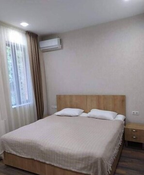 Phòng đôi tiện nghi đơn giản | Khu vực làm việc phù hợp cho laptop, bàn ủi/dụng cụ ủi quần áo 