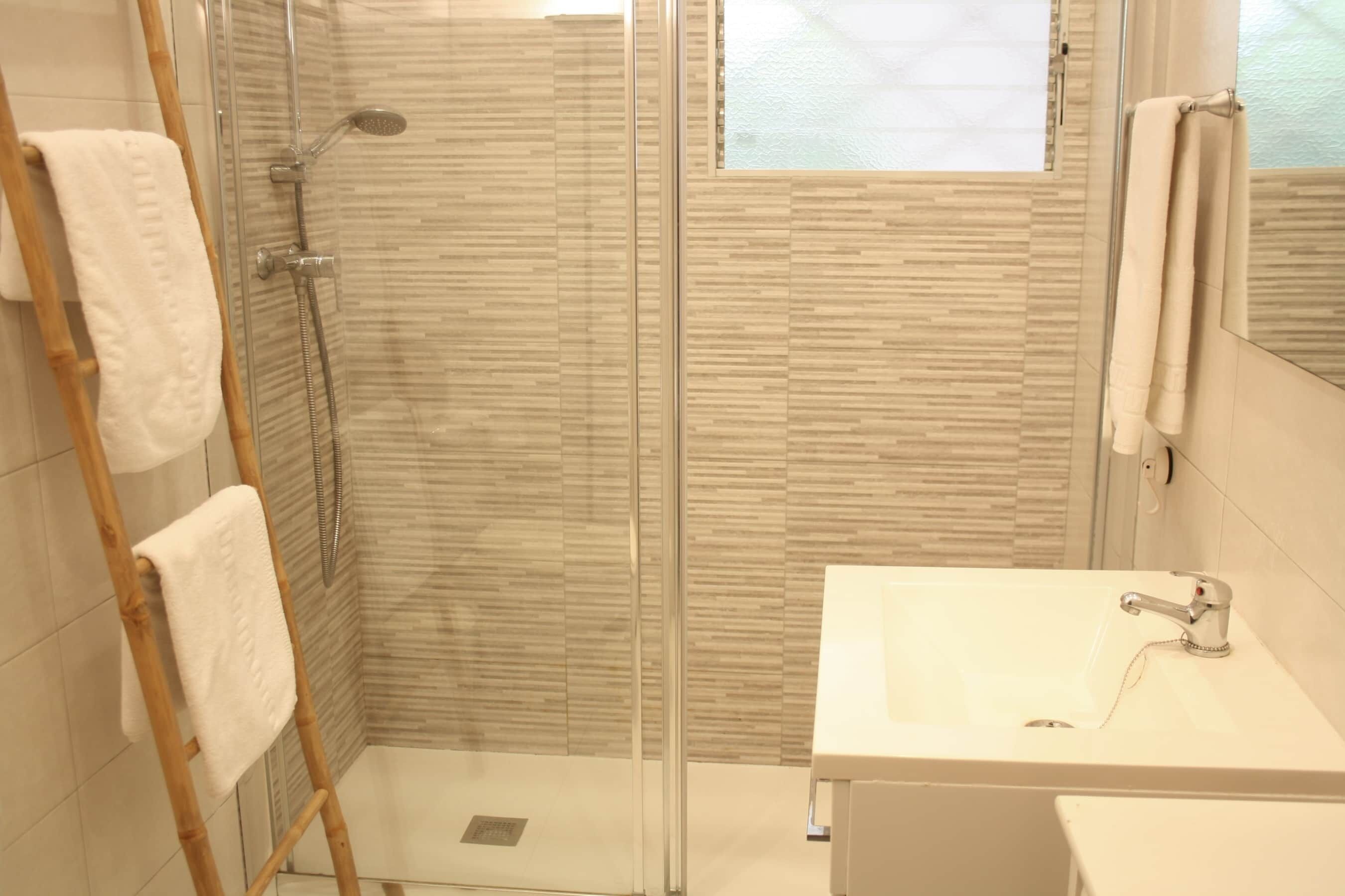 Tina, secadora de cabello, bidet, toallas 