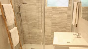 Tina, secadora de cabello, bidet, toallas
