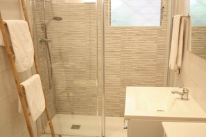 Bathtub, hair dryer, bidet, towels