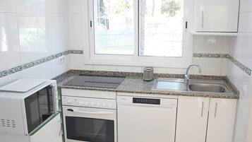 Een koelkast, een magnetron, een oven, een kookplaat