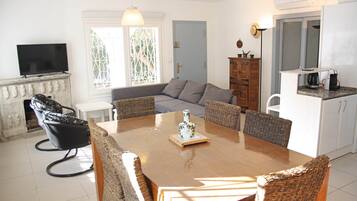 Televisión y chimenea