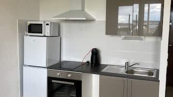 Een koelkast, een oven, een kookplaat, een waterkoker