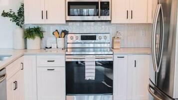 Frigorífico, microondas, horno y placa de cocina