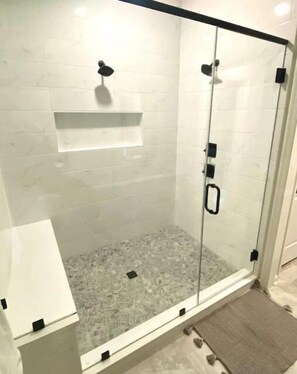 Dusche, Haartrockner, Handtücher, Seife