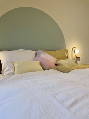 1 soveværelse, skrivebord, strygejern/strygebræt, weekendseng