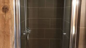 Douche, sèche-cheveux, serviettes fournies, savon
