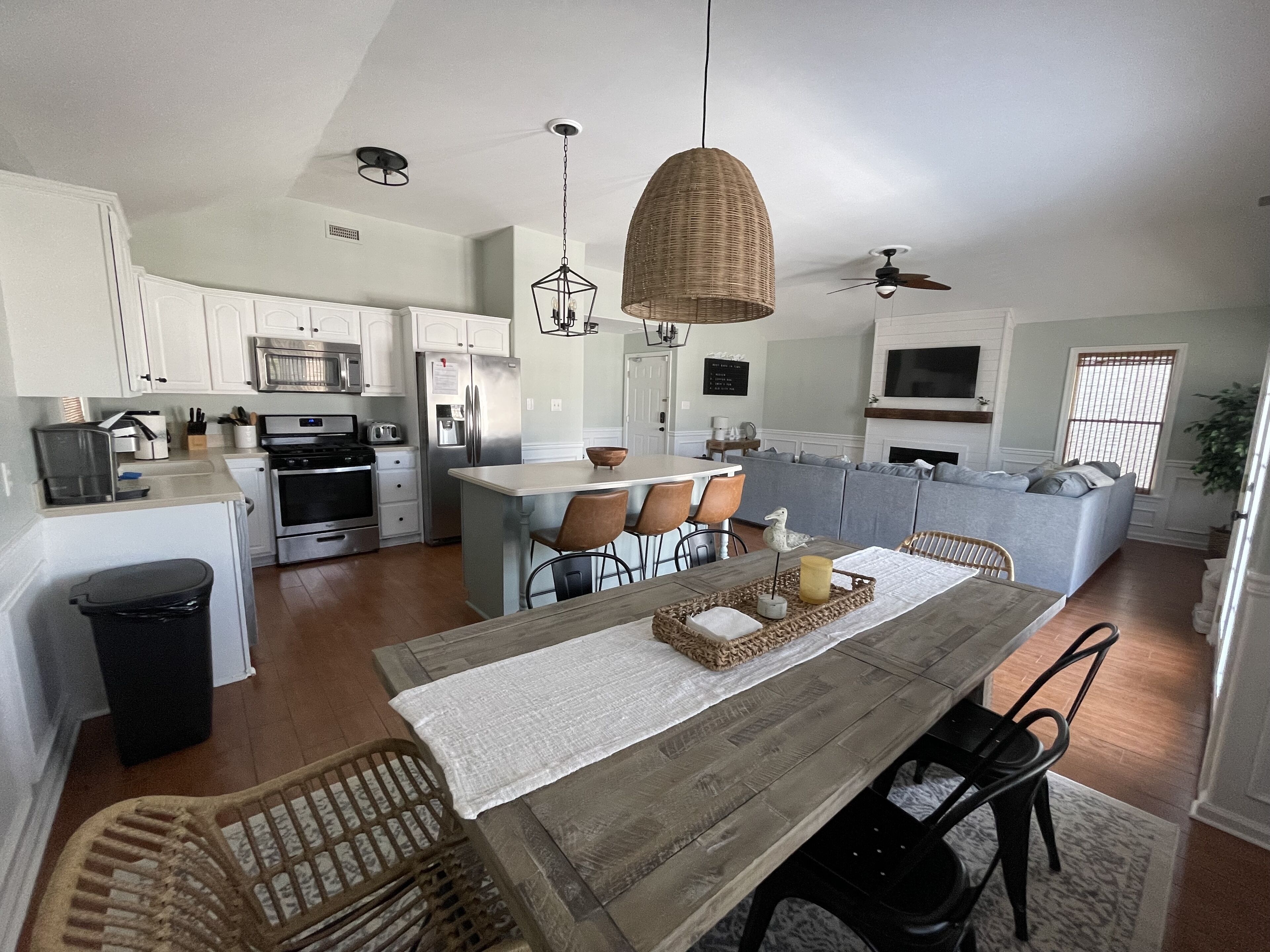 Gorgeously Refreshed in 2023! Top Floor 4 BR 1.5 Blocks from Beach & Boardwalk! 