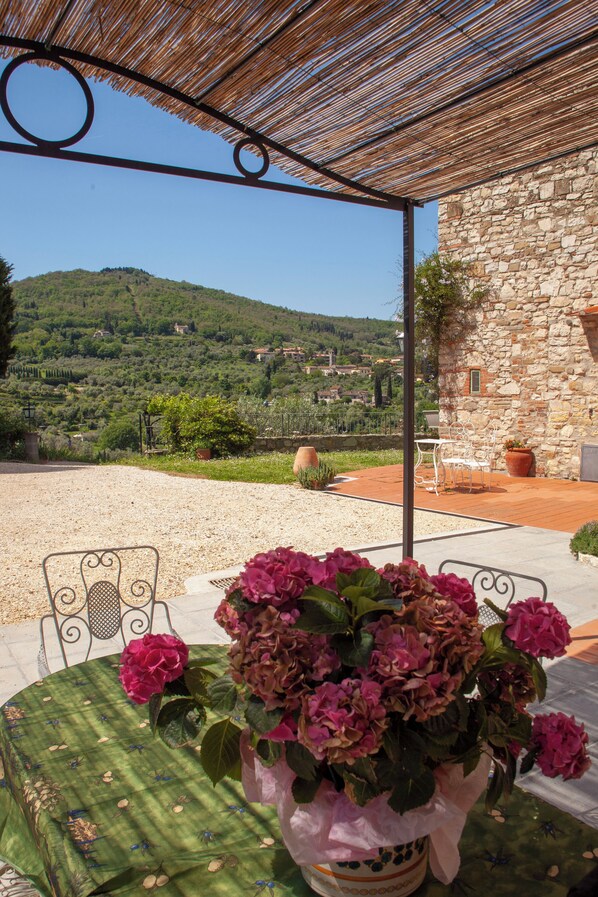 Outdoor dining - Charming studio with all amenities in stone house-Tuscany, 8 miles from Florence (Toscana)