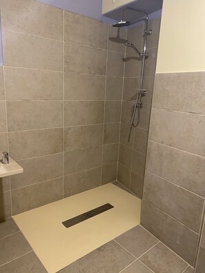 Douche, articles de toilette gratuits, sèche-cheveux, peignoirs