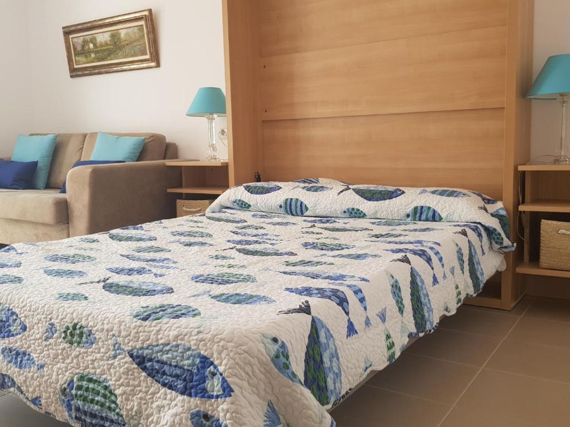 1 chambre, fer et planche à repasser