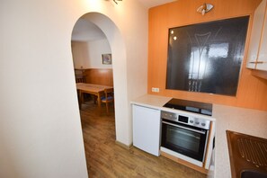 ثلاجة، موقد طهي مسطح، غسالة أطباق، ماكينة لصنع القهوة/الشاي