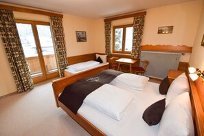 3 bedrooms, travel crib, WiFi, bed sheets