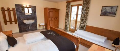 3 dormitoris, un bressol de viatge, wifi i roba de llit