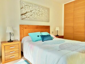 2 chambres, fer et planche à repasser