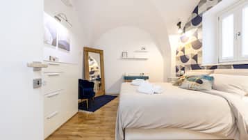 1 sovrum, värdeförvaringsskåp på rummet och skrivbord