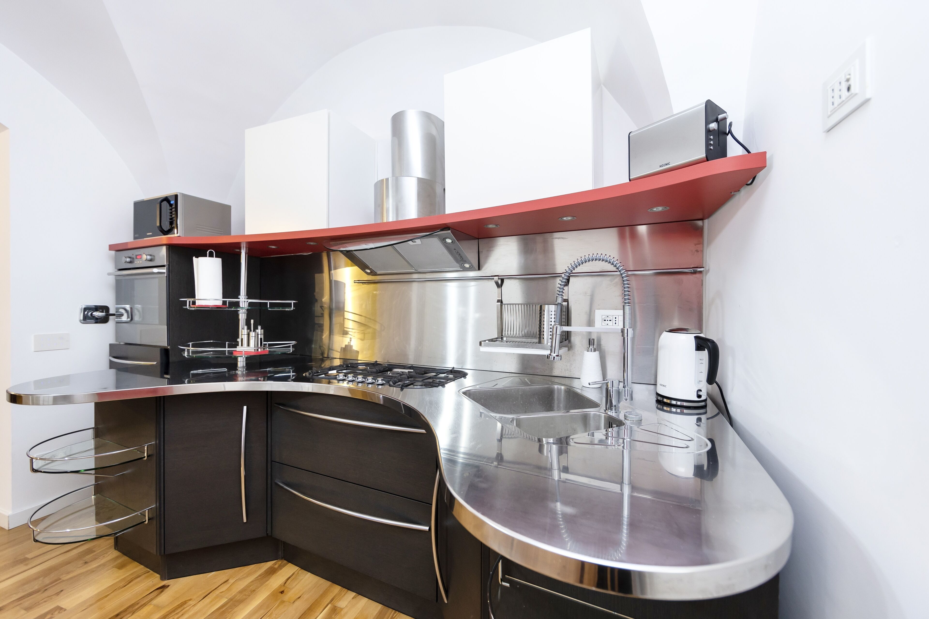 Frigorifero, microonde, forno, piano cottura