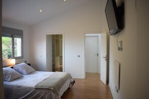2 bedrooms, iron/ironing board