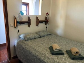 2 Schlafzimmer, Bügeleisen/Bügelbrett