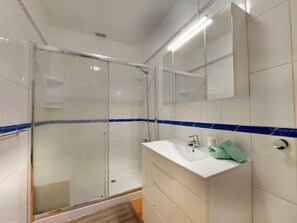 Hårføner og håndklær