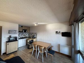 Interior - 150m from resort center, 1st floor, view open, balcony, parking, tv, ski locker, 27m² (Auris)