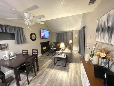 Condo walking distance to Restaurants and Shopping