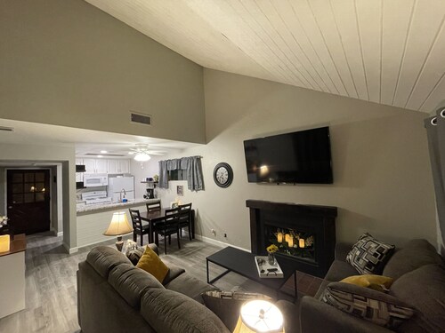 Condo walking distance to Restaurants and Shopping