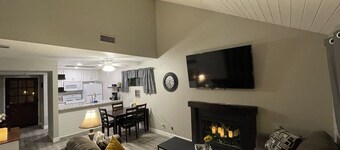 Condo walking distance to Restaurants and Shopping