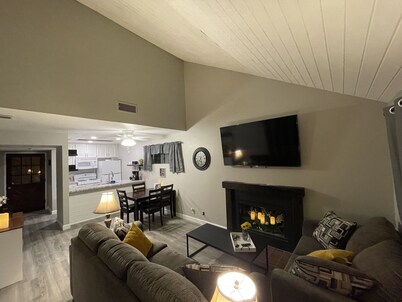 Condo walking distance to Restaurants and Shopping