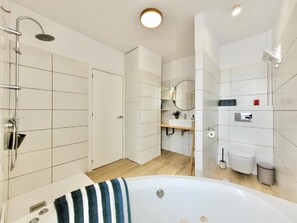 Sèche-cheveux, serviettes fournies