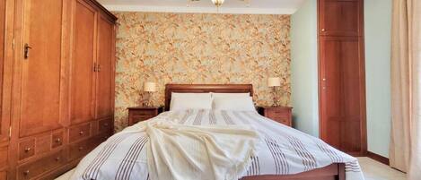 4 bedrooms, iron/ironing board