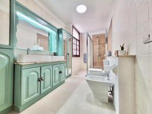 Hårtørrer, håndklæder