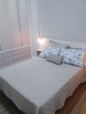 2 quartos, escrivaninha, ferros/tábuas de passar roupa