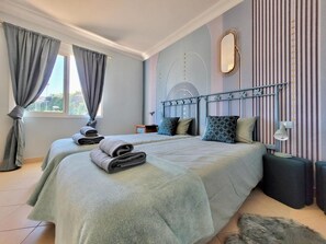 2 quartos, ferros/tábuas de passar roupa