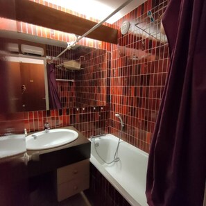 Bathtub, hair dryer