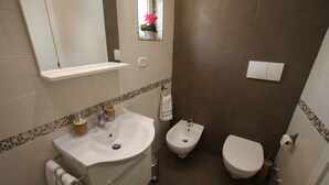 A bathroom with a sink, bidet, and toilet. - CASA RUBIS (Ruvo di Puglia)