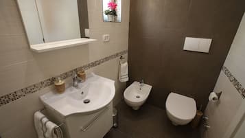Deluxe Room | Bathroom