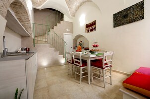 Frigorífico grande, placa de cocina y máquina de café espresso