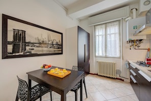 Apartamento família, 2 quartos, sacada (Casa Rachele Stresa Center) | Opções para refeição