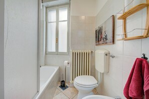 Family Apartment, Multiple Bedrooms (Casa Rachele Stresa Center) | Bathroom
