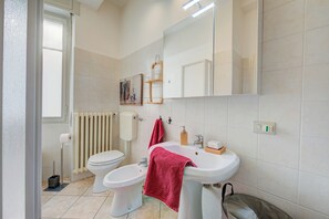 Family Apartment, Multiple Bedrooms (Casa Rachele Stresa Center) | Bathroom