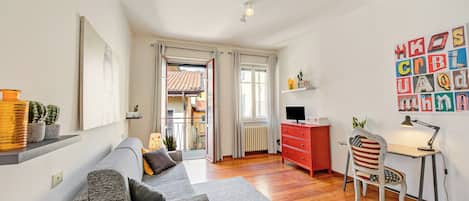 ファミリー アパートメント 2 ベッドルーム バルコニー (Casa Rachele Stresa center 2BR +) | リビング エリア | テレビ