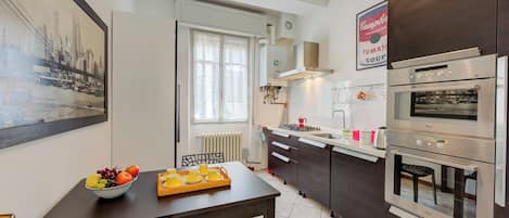 Familjelägenhet - 2 sovrum (Casa Rachele Stresa Center) | Eget kök | Kylskåp, mikrovågsugn, ugn och spishäll