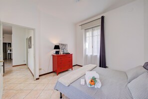 2 Schlafzimmer, laptopgeeigneter Arbeitsplatz, Bügeleisen/Bügelbrett