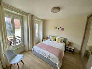 2 chambres, lit de bébé portatif, Wi-Fi, literie fournie