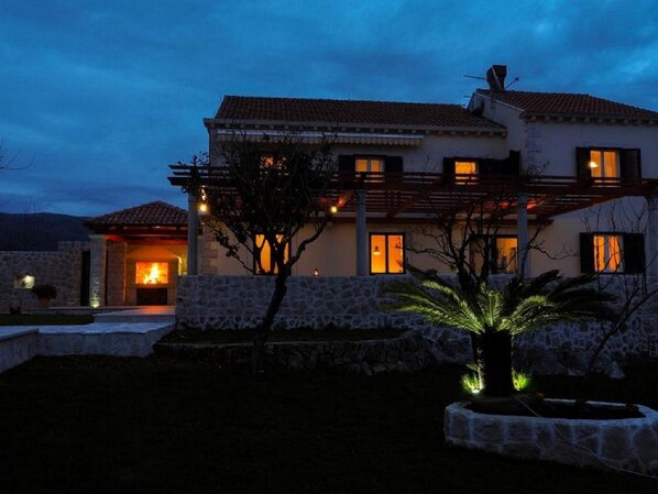 Villa | Exterior